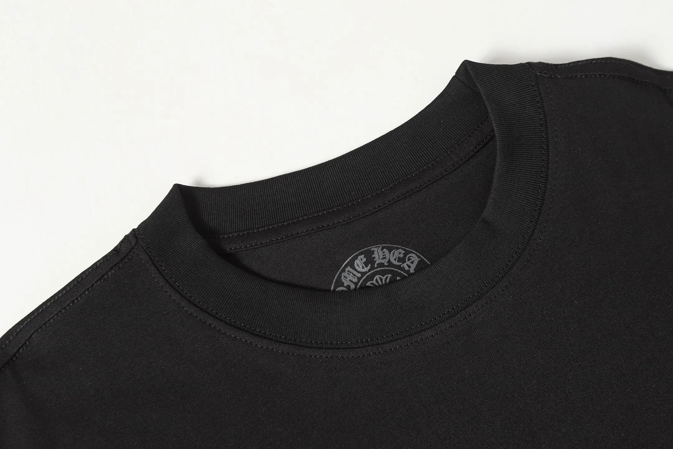 P160 Chrome Hearts CH Chrome Hearts Colorful Horseshoe Sanskrit Letter Printed Short Sleeve T-shirt Uses direct injection imported machine printing Hardware and accessories are milled and customized Correct configuration Black 2025 Chrome Hearts authentic packaging 260 grams of custom-dyed double yarn cotton Large version Loose and stylish Differentiated from low version slim and long version The upper body stretches the hips 100% commitment: top quality Not fast food The highest version on the market Top quality - different from the ordinary versions on the market If you care about quality, you should also respect the price. Absolutely 0 after-sales service and 0 return rate so far. It’s hard not to love the style - 260g double yarn cotton custom dyed fabric - Correct high-density main mark, washed tag, hand-sewn